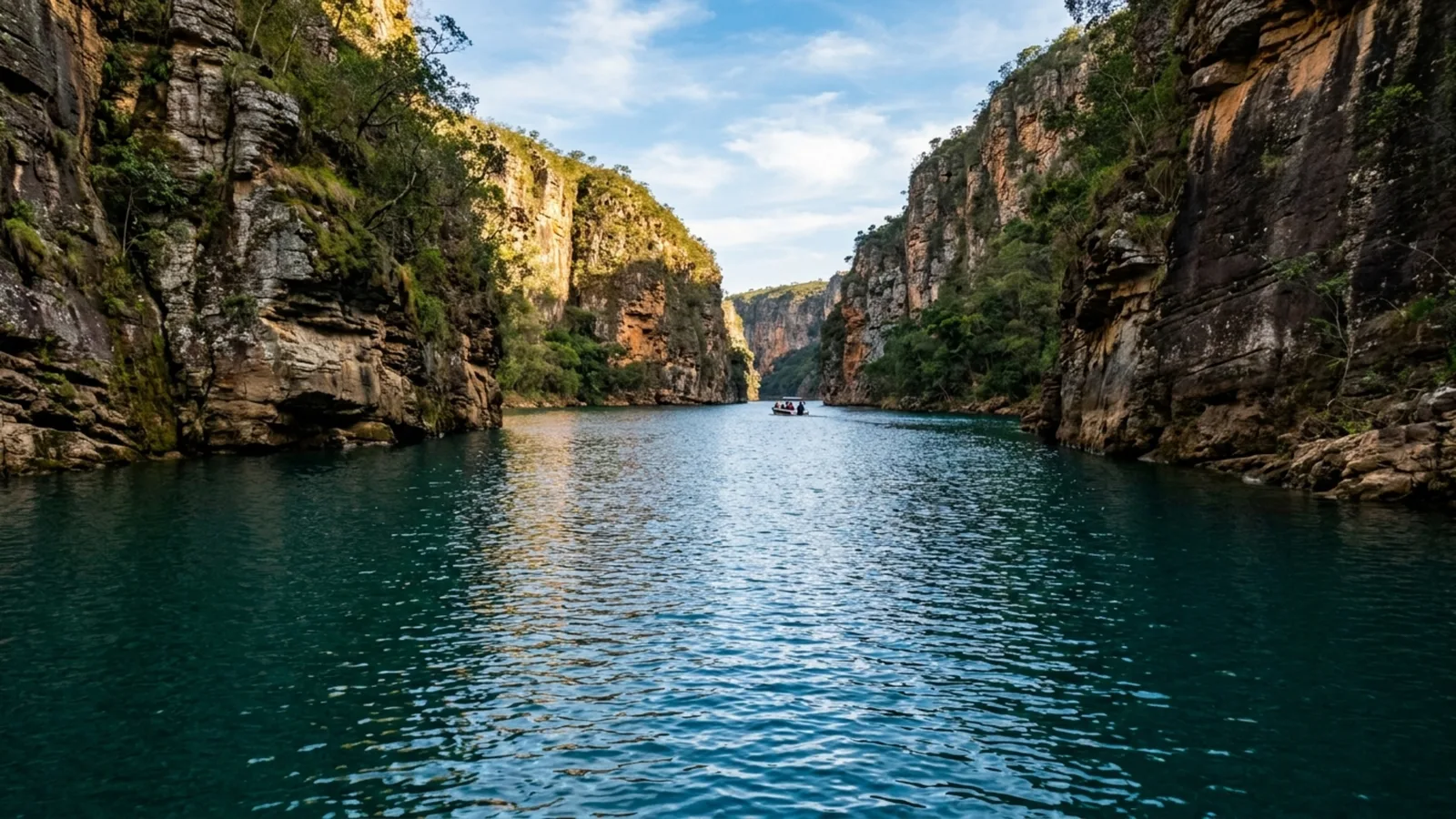 Capitólio reúne cânions, cachoeiras e o Mar de Minas a 768 metros de altitude