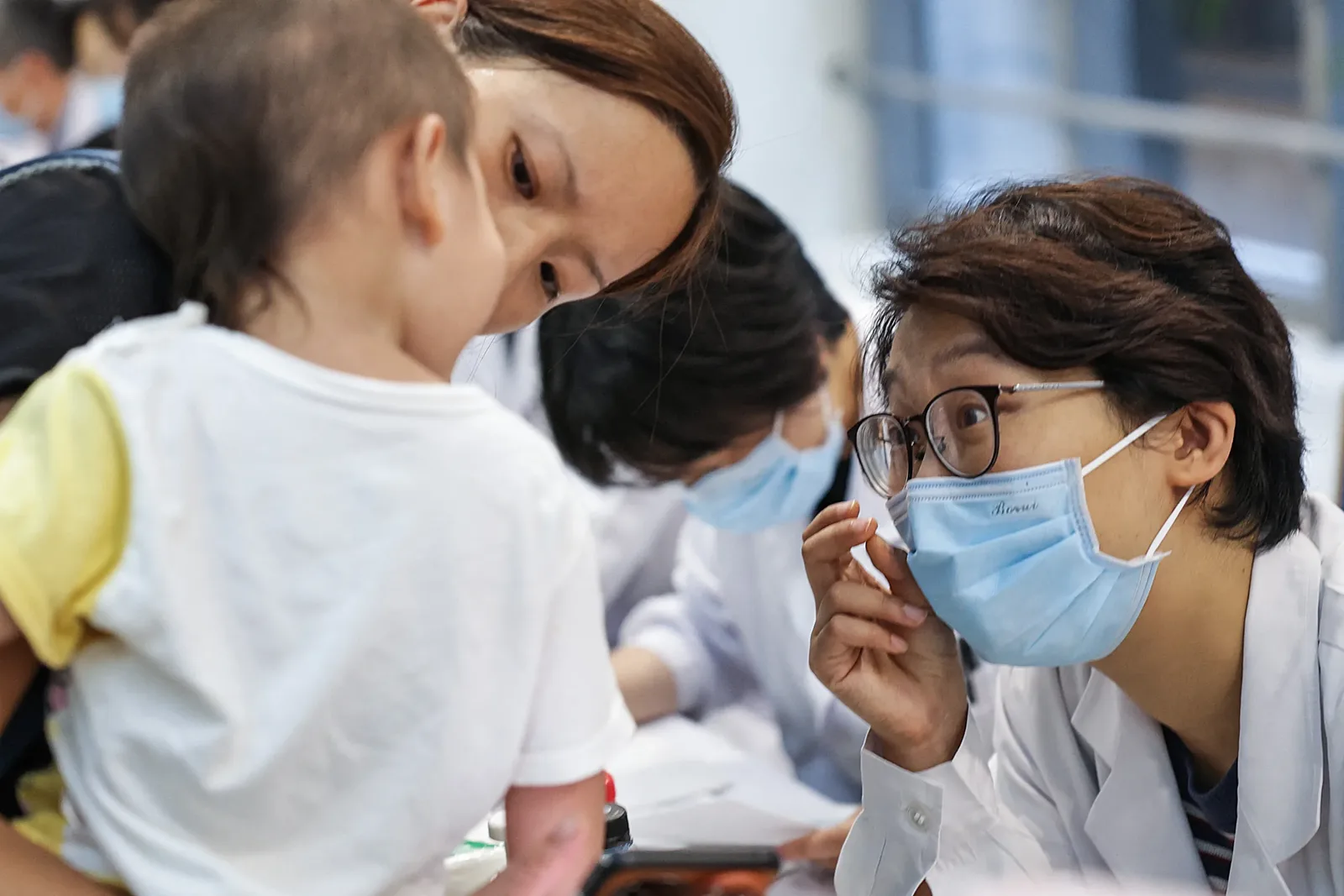 China aprova lei que amplia regras do seguro de saúde e compras de medicamentos