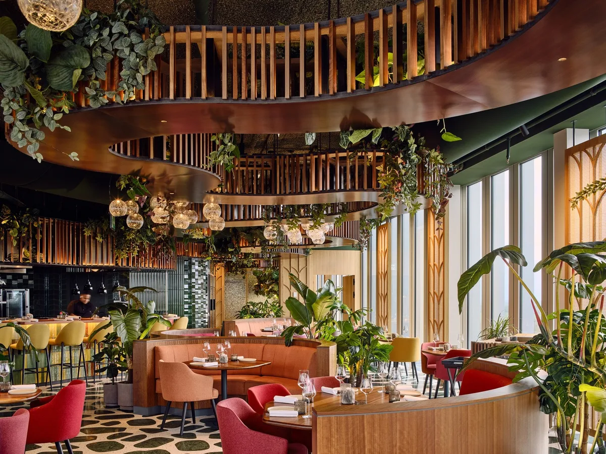 Selva leva cores e formas da América Latina ao alto de hotel em Amsterdã