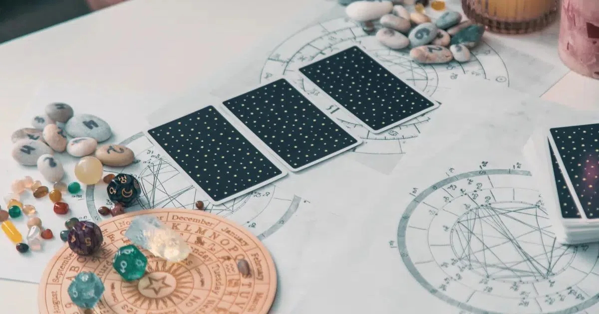 Tarot revela caminhos para os signos nesta sexta-feira