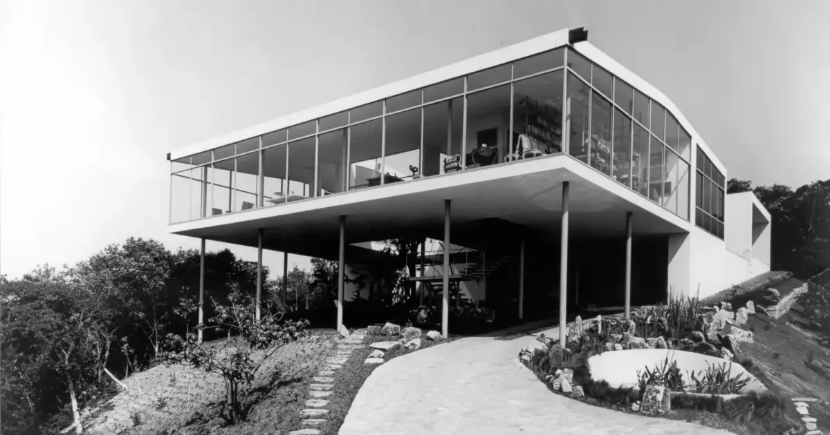 Casa de Vidro reúne desenhos, móveis e fotos em mostra comemorativa