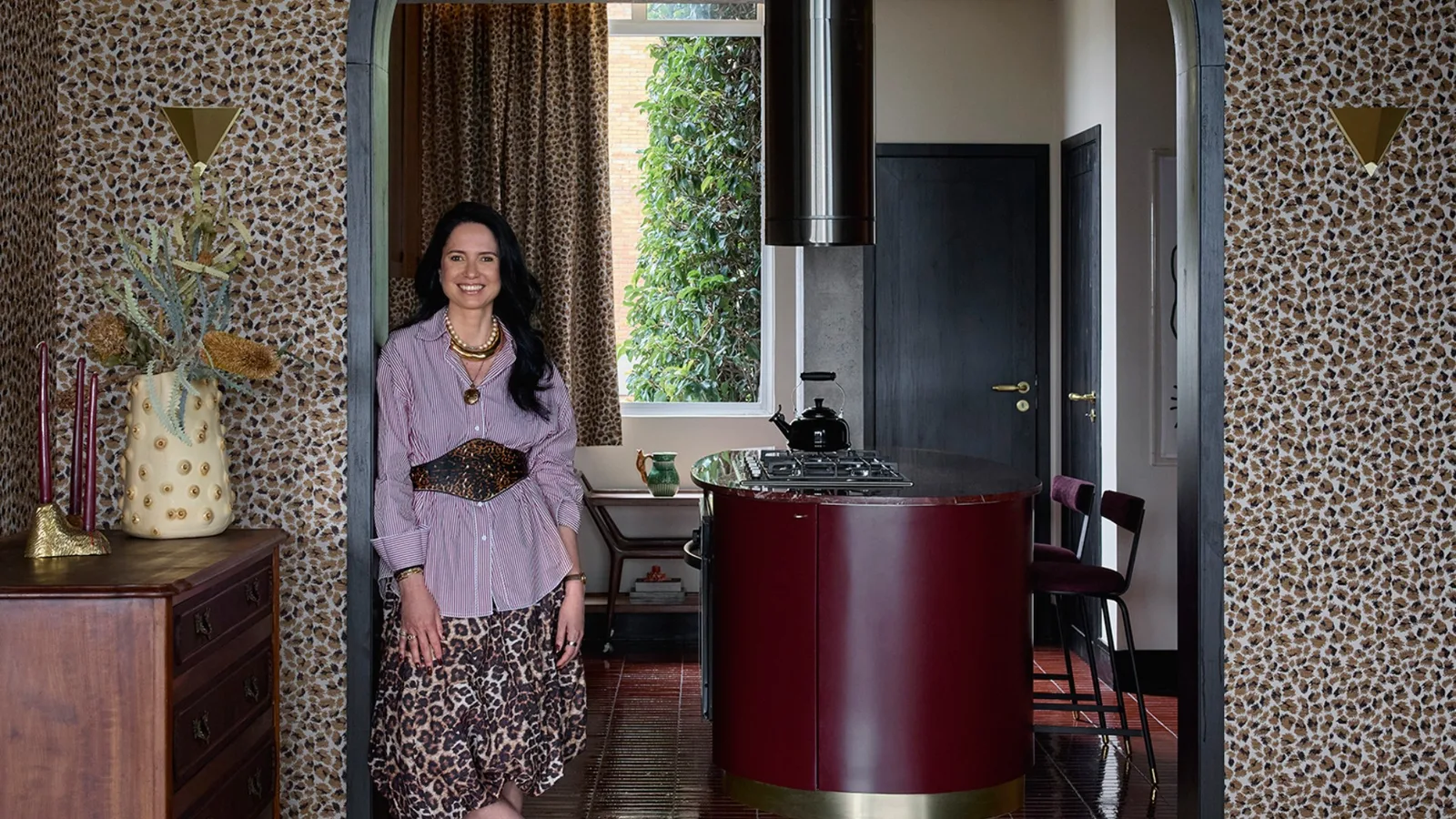 Apartamento em São Paulo combina referências da moda, arte brasileira e muita cor