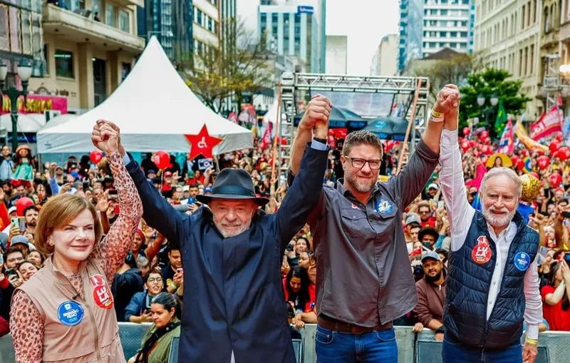 Em Curitiba, Lula coloca educação e investigação do Banco Master no centro do discurso