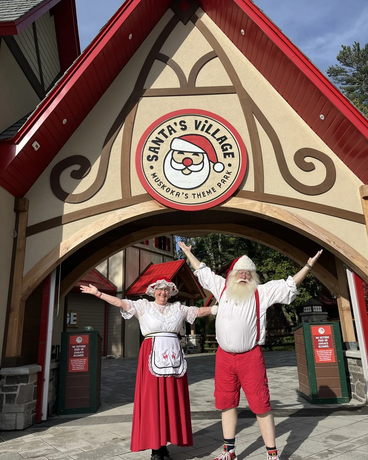 Parque no Canadá celebra o Natal durante os meses mais quentes do ano