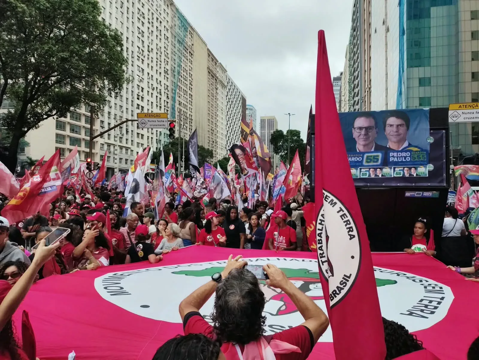 Movimentos sociais destacam apoio a Lula em caminhada no Rio de Janeiro