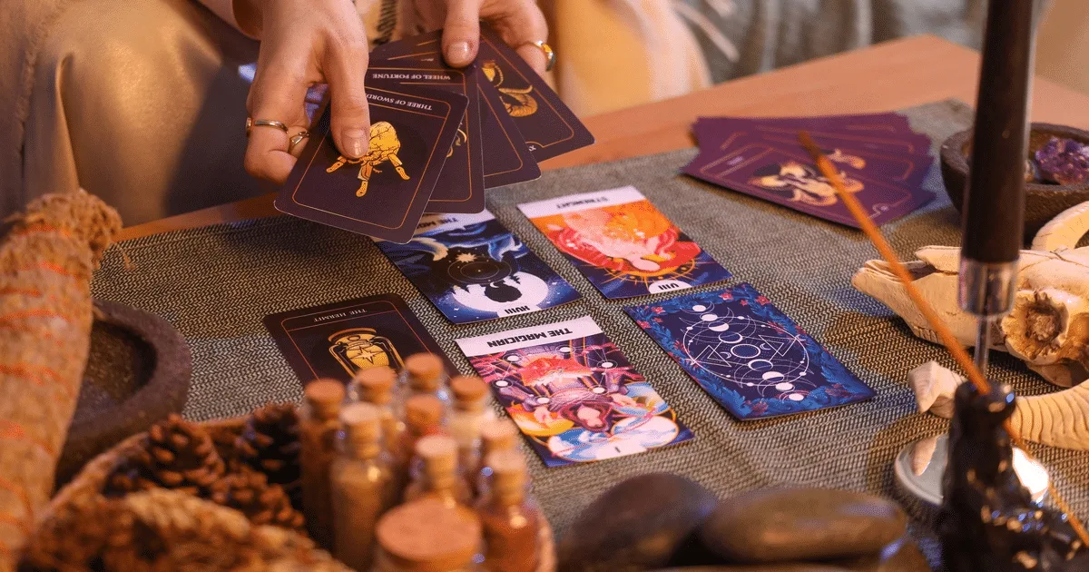 Tarot aponta decisões, pausas e encontros para os signos nesta sexta-feira