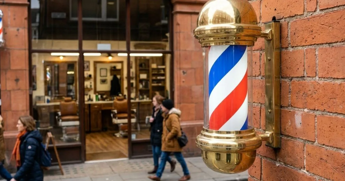 A história por trás do poste vermelho, branco e azul das barbearias