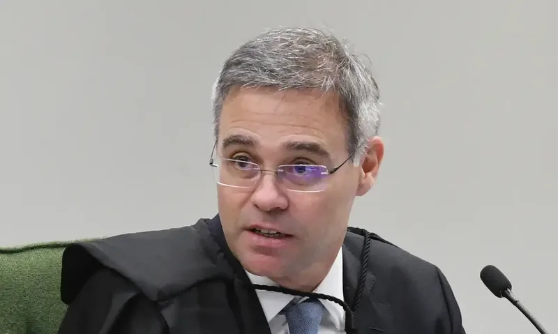 TSE analisa ordem de Mendonça sobre publicações envolvendo Flávio Bolsonaro