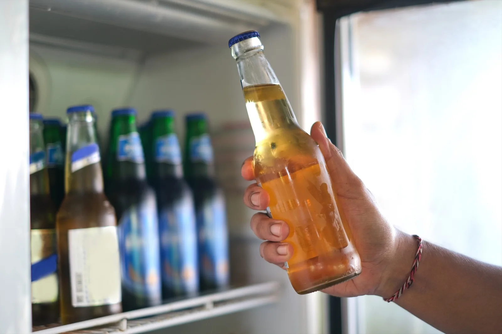 Cervejeiras verticais para manter as bebidas geladas em casa
