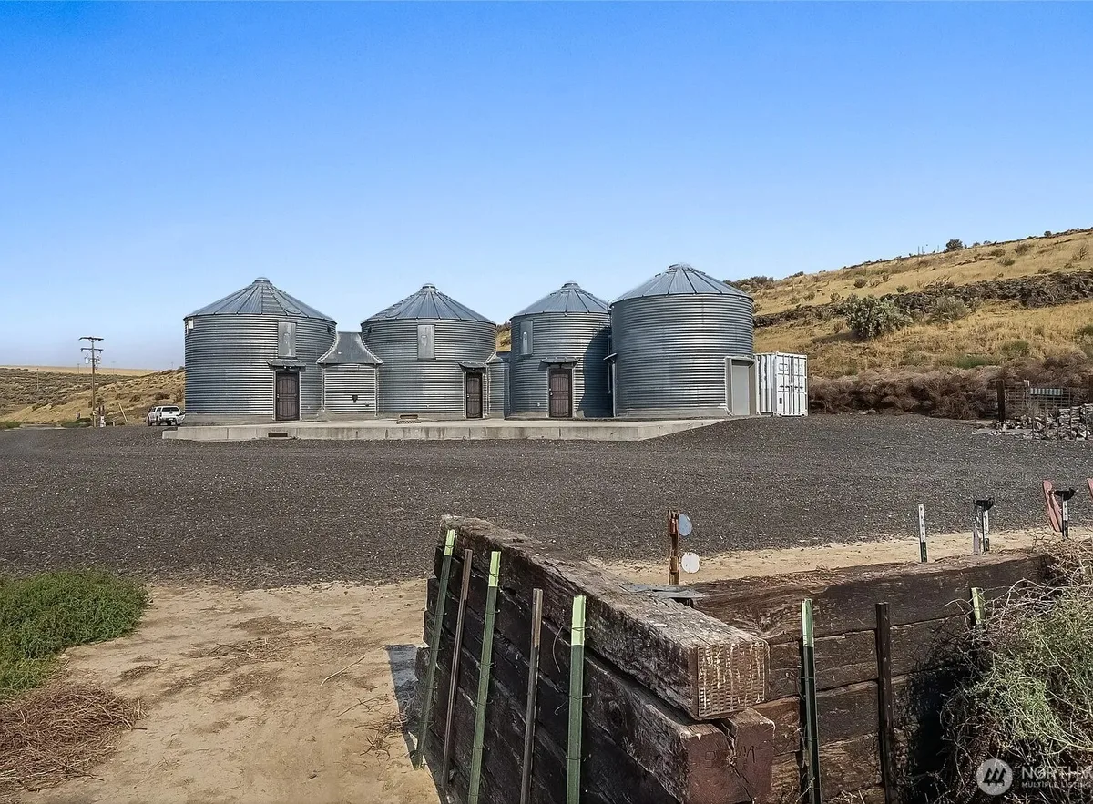 Steel Ranch reúne silos reformados, lago e áreas de lazer nos EUA