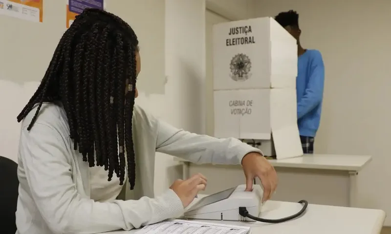 Voto feminino exige atenção a direitos e propostas, não apenas à presença