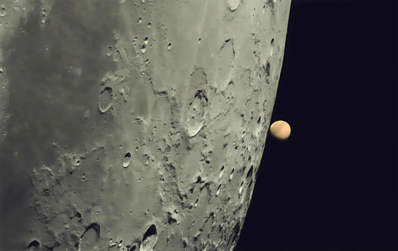 Como identificar Marte ao lado da Lua na madrugada de segunda-feira