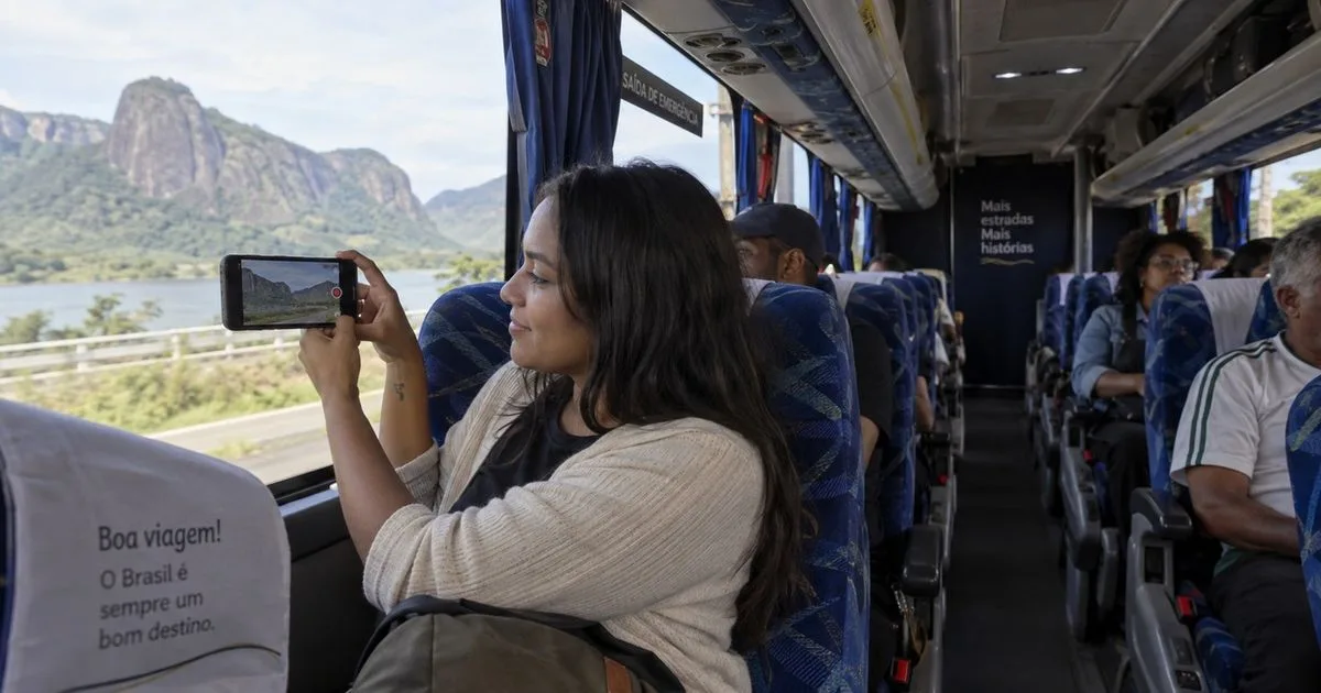 Luz de bicicleta caída leva ônibus a interromper viagem para pedir socorro