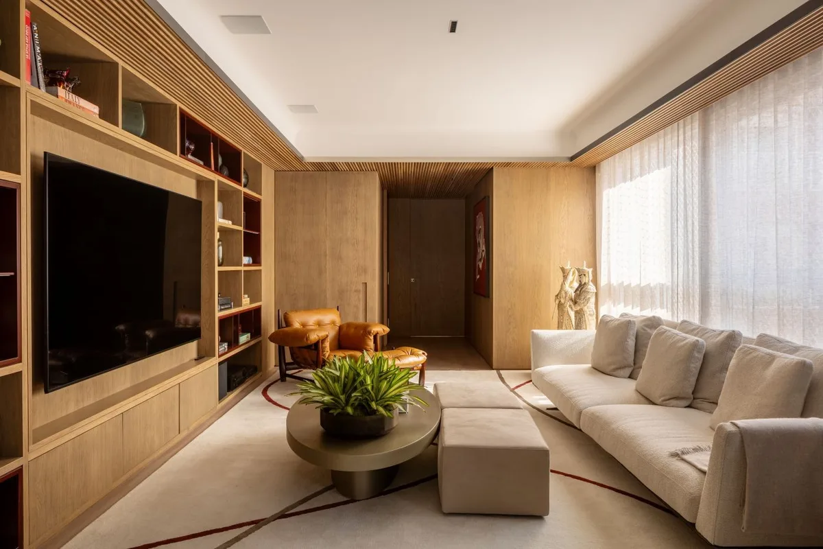 Apartamento em São Paulo une madeira, arte e ambientes para receber