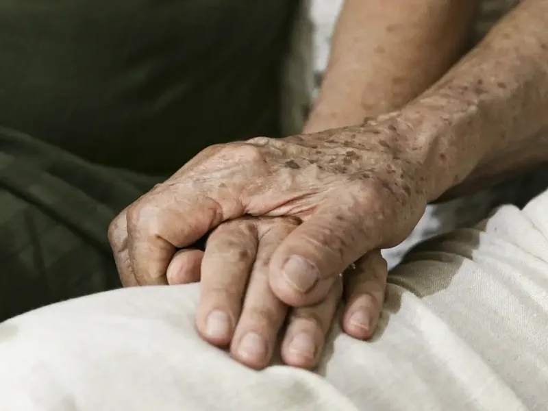 Amizades, família e planejamento entram no plano para envelhecer sem filhos