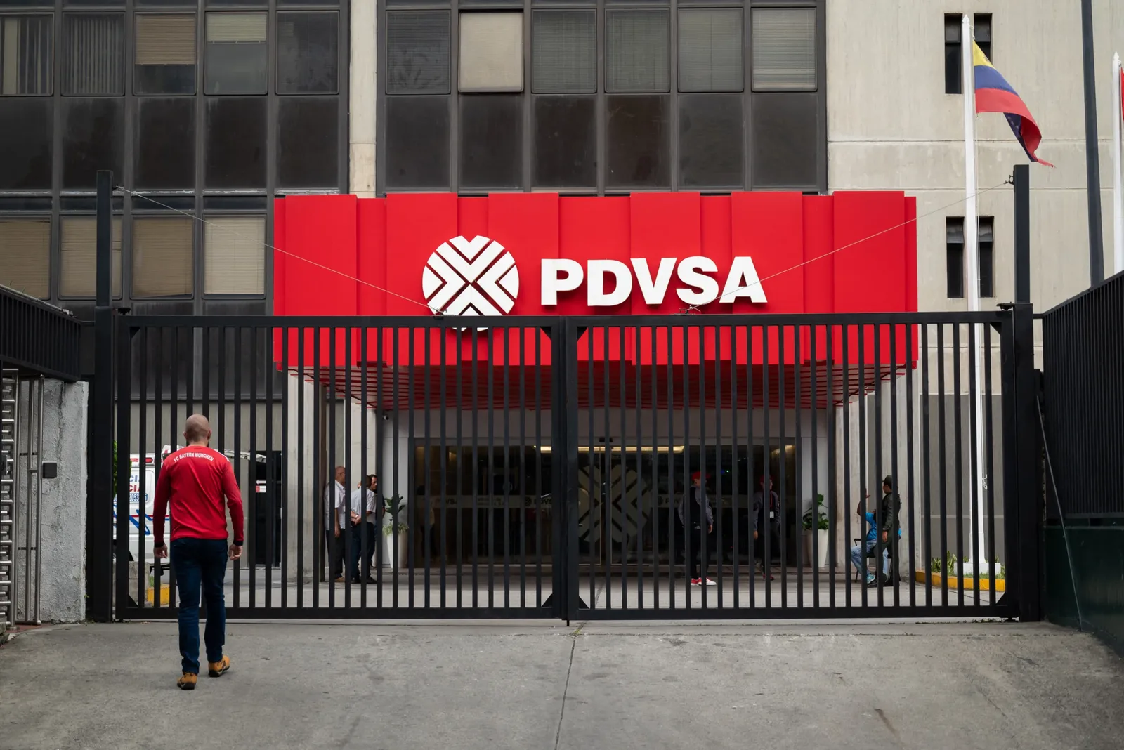 Nova licença dos EUA libera operações específicas com a PDVSA e mantém restrições