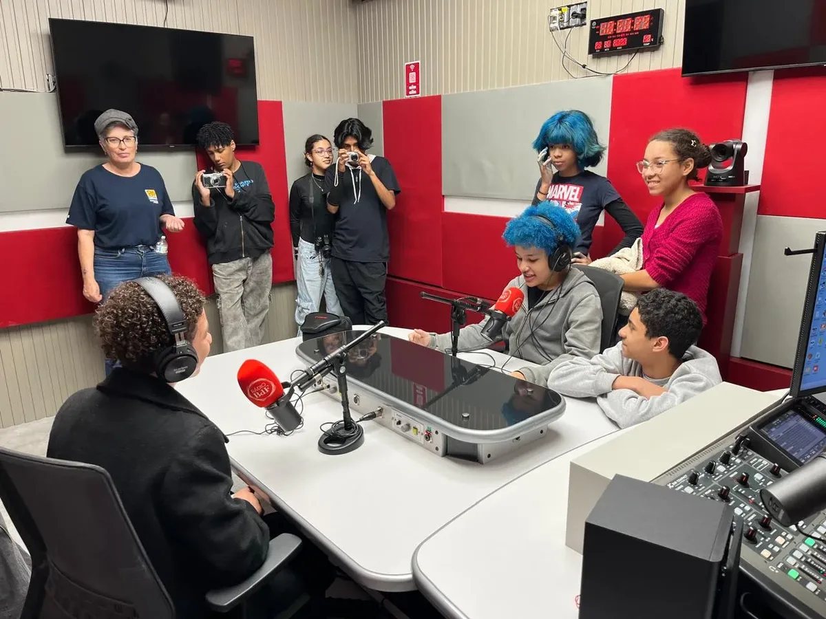 Adolescentes de Heliópolis simulam programa e discutem uso da inteligência artificial