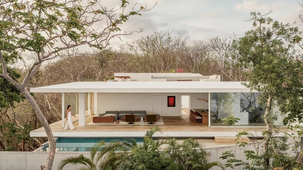 Casa em Zihuatanejo usa pátio, materiais claros e janelas para enquadrar o mar