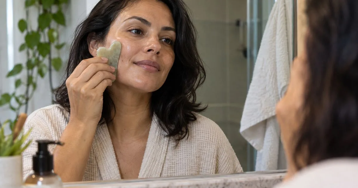 Gua sha facial exige pressão leve e não muda a estrutura do rosto