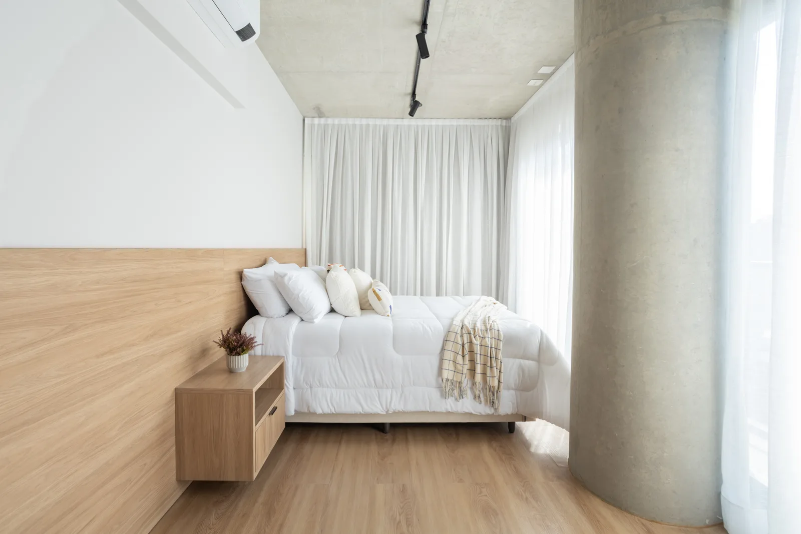 Como organizar e decorar um quarto de casal com pouco espaço